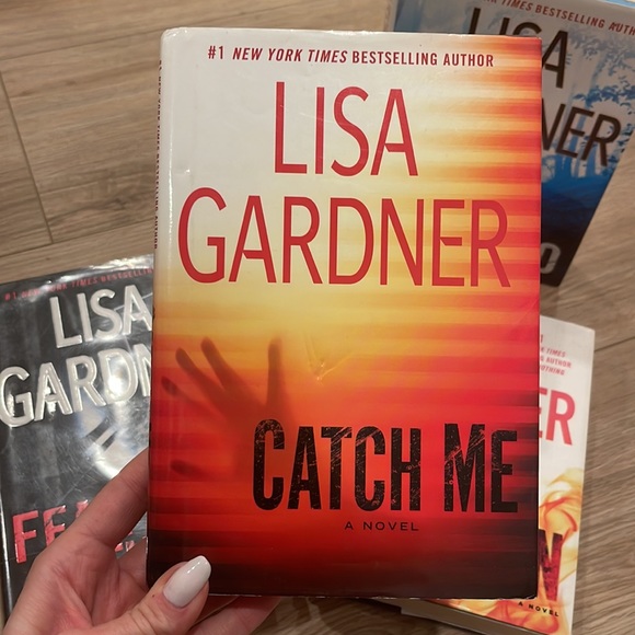 Lisa Gardner | Thriller Fiction Novels - Set of 4 | Hardcover - Picture 4 of 6